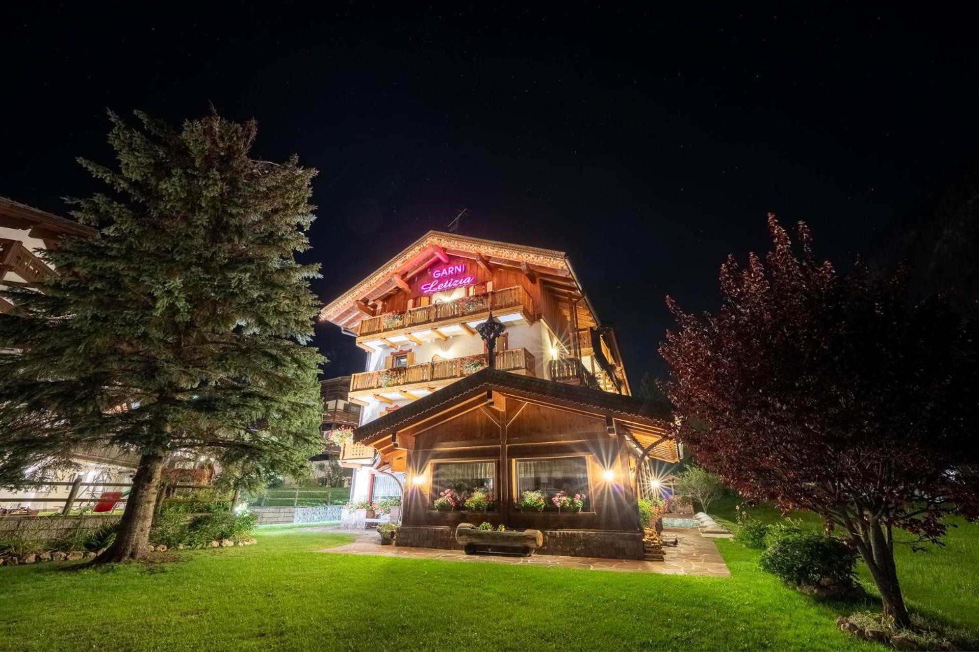 坎皮泰洛迪法萨Garni Letizia住宿加早餐旅馆 外观 照片